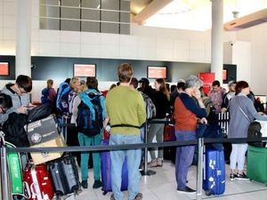 Penumpang Berulah Pesawat Qantas Kembali Mendarat di Bandara Perth
