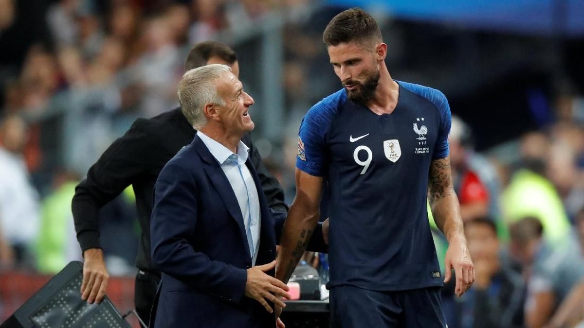 Pelatih Prancis Didier Deschamps ikut gembira setelah Olivier Giroud mengakhiri puasa gol. (Foto: Charles Platiau/Reuters)