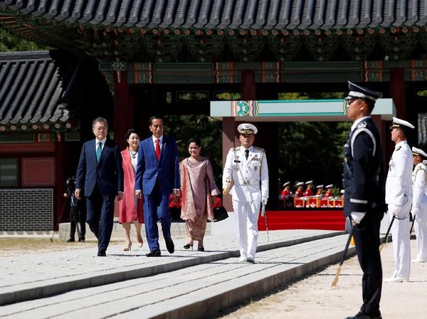 Momen Jokowi Disambut Bak Raja Korea di Istana Changdeokgung