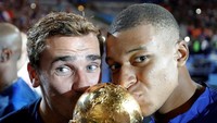 Griezmann dan Mbappe, dua penyerang mematikan di lini depan Prancis pada Piala Dunia 2018. Keduanya menyumbang delapan gol bagi tim Ayam Jantan, sayangnya tidak satupun yang dinominasikan menjadi peraih Pemain Terbaik FIFA 2018. Foto: Charles Platiau/Reuters