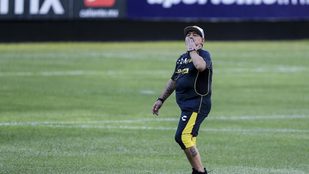 Diego Maradoa menerima kritik menohok usai berkomentari negatif tentang Santiago Solari. (Foto: Carlos Ramirez/Getty Images)