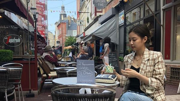 Cantiknya Jennie Blackpink Saat Masak dan Makan Es Krim