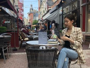 Cantiknya Jennie Blackpink Saat Masak dan Makan Es Krim