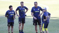Diego Maradona tengah berdiskusi dengan staf pelatih Dorados. (Carlos Ramirez/Getty Images)