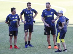 Diego Maradona tengah berdiskusi dengan staf pelatih Dorados. (Carlos Ramirez/Getty Images)