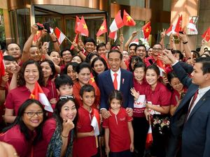 Tiba di Hanoi, Jokowi Disambut WNI Berkaus Merah dan Gambar Peta RI