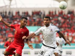Kedua pemain dari kedua tim berebut bola. 