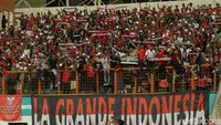 Suporter tidak hentinya memberikan dukungan.