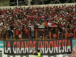 Suporter tidak hentinya memberikan dukungan.