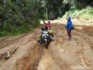 Fakta di Balik Warga Tandu Jenazah Puluhan Kilometer Fakta di Balik Warga Tandu Jenazah Puluhan Kilometer