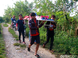 Tandu Jenazah Puluhan Km, Warga Minta Bupati Tak Diam