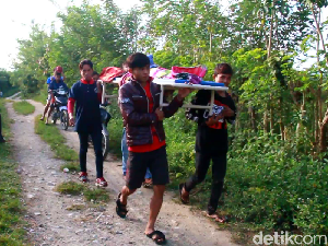 Tandu Jenazah Puluhan Km, Warga Minta Bupati Tak Diam Tandu Jenazah Puluhan Km, Warga Minta Bupati Tak Diam