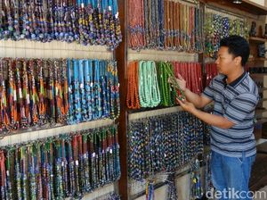 Dolar Melambung Jadi Berkah Pengrajin Manik-manik di Jombang Dolar Melambung Jadi Berkah Pengrajin Manik-manik di Jombang