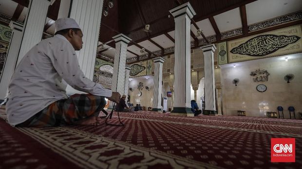 Masjid dan umat adalah satu kesatuan religi yang tak dapat dipisahkan. Masjid dihidupkan jamaah. Pun, jamaah merasa hidup bersama masjid. Bersamaan dengan Tahun Baru Islam 1 Muharram 1440. Banyak umat muslim melaksanakan ziarah kubur ke makam para wali dan Ulama, salah satu diantaranya adalah berziarah ke makam Habib Husein bin Abubakar Alaydrus, di Masjid Luar Batang.   Masjid ini dibangun oleh Al Habib Husein bin Abubakar Alaydrus. Habib Husein merupakan salah satu ulama berasal dari Yaman, menyebarkan agama Islam hingga meninggal Kampung Luar Batang. Mulanya masjid ini adalah surau yang dimiliki oleh Habib.Bangunan masjid yang juga merupakan salah satu cagar budaya Pemerintah Provinsi DKI Jakarta ini, menghadap ke Pelabuhan Sunda Kelapa. Masjid memiliki 2 aula besar, aula dalam dan aula luar. Masing-masing aula tersebut memiliki 12 tiang pancang, yang dijumlahkan menjadi 24. Konon, menandakan jumlah jam dalam satu hari, 12 jam siang dan 12 jam malam.Begitulah masjid bersejarah. Ia tak sekadar tempat sujud tetapi menjadi pusat interaksi religius umat Islam dari berbagai daerah. Fenomena masjid bersejatah di Indonesia, memang bukan khas Indonesia. Fenomena itu terjadi juga misalnya di Malaysia, Mesir, Turki, sebagian di Arab Saudi. Adapun di Indonesia, praktik ini melahirkan solidaritas  di banyak bidang yang dapat menguatkan kohesivitas sosial, dan ujungnya bermanfaat bagi kehidupan berbangsa. (CNN Indonesia/Adhi Wicaksono)