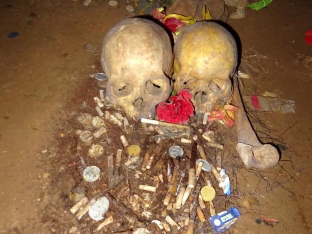 Menjelajahi Kuburan Suku Toraja di Gua Londa Menjelajahi Kuburan Suku Toraja di Gua Londa