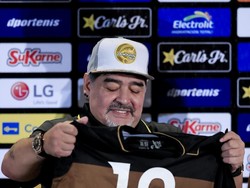 Diego Maradona diberikan jersey Dorados bernomor punggun 10, nomor yang identik dengannya semasa berkarier di lapangan hijau. (Carlos Ramirez/Getty Images)