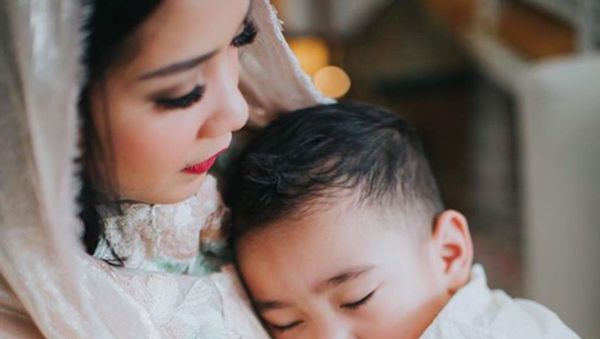 Muah! Cium dan Peluk Hangat Nagita Slavina untuk Rafathar
