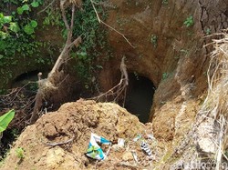 Penampakan Terowongan Pemicu Lubang Besar di Sawah Sukabumi