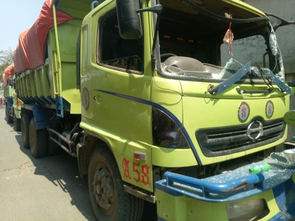 Buntut Pemotor Tewas di Kalideres, Massa Ngamuk dan Rusak 7 Truk Buntut Pemotor Tewas di Kalideres, Massa Ngamuk dan Rusak 7 Truk