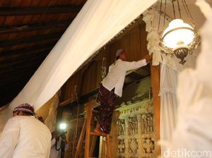 Melihat Prosesi Ganti Kelambu di Makam Sunan Kudus Melihat Prosesi Ganti Kelambu di Makam Sunan Kudus