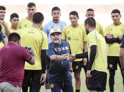 Diego Maradona pun berkenalan dengan para pemain Dorados. Apa kira-kira kesan para pemain dilatih pria yang pernah meraih gelar Piala Dunia itu? (Carlos Ramirez/Getty Images)