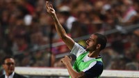 Saking gemasnya melihat timnya buntu, bek veteran Italia Leonardo Bonucci ikut memberi instruksi dari pinggir lapangan. (Foto: Claudio Villa/Getty Images)