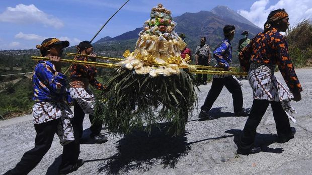  gunungan saat Kirab Kerbau Suro Merbabu Merapi di Selo, Boyolali, Jawa Tengah, Senin (10/9).