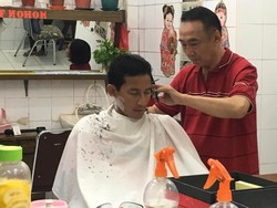 Cukur Rambut, Sandiaga Pamer Gaya Belah Pinggir Mirip Jokowi