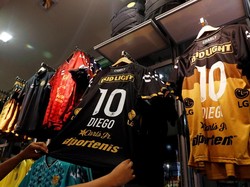 Klub pun memaksimalkan kedatangan Maradona untuk meraup untung dari penjualan jersey bertuliskan nama pria 58 tahun tersebut. (REUTERS/Henry Romero)