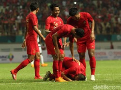 Evan Dimas merayakan golnya.