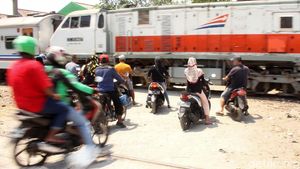 Ngeri! Begini Penampakan Perlintasan Kereta Tanpa Palang di Jakarta