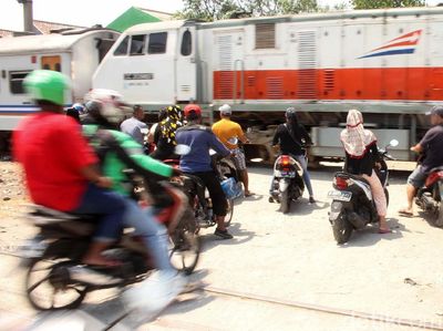 Ngeri! Begini Penampakan Perlintasan Kereta Tanpa Palang di Jakarta