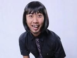 Duh! Ade Gingsul Jatuh dari Tangga 2 Meter hingga Terbentur Keras