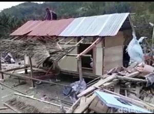 Puting Beliung Robohkan Tenda Pengungsi di Lombok