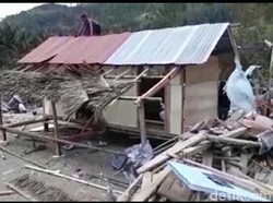 Puting Beliung Robohkan Tenda Pengungsi di Lombok