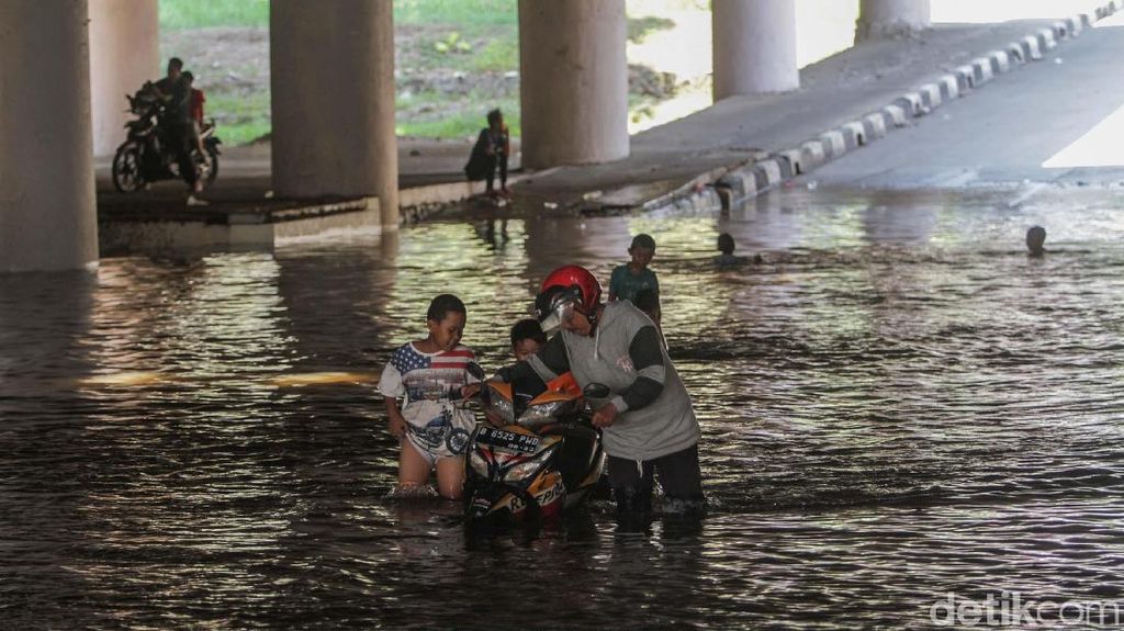 Tak Ada Hujan, Underpass Kemayoran Tergenang Tak Ada Hujan, Underpass Kemayoran Tergenang