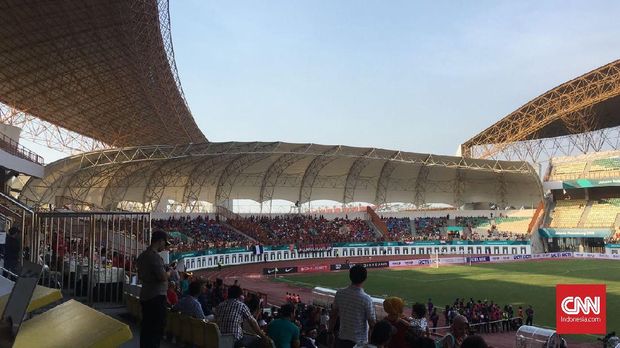 Suasana penonton di tribune Stadion Wibawa Mukti. (