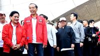 Berjaket Merah, Jokowi dan Iriana Blusukan ke Sungai Cheonggyecheon