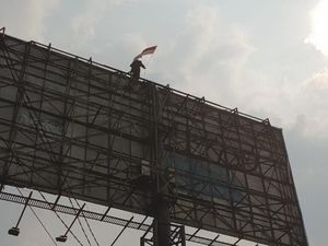 Tak Juga Turun, Agustinus Sudah Bertahan 15 Jam di Baliho Tak Juga Turun, Agustinus Sudah Bertahan 15 Jam di Baliho