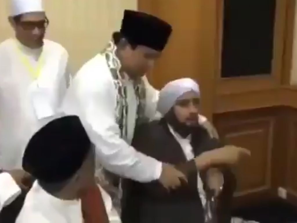 Heboh Gestur Habib Syech di Pertemuan dengan Prabowo Heboh Gestur Habib Syech di Pertemuan dengan Prabowo