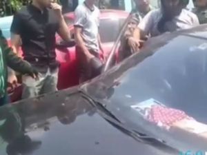 Oknum TNI Nyaris Diamuk Massa karena Tabrak Kendaraan di Pasar Rebo Oknum TNI Nyaris Diamuk Massa karena Tabrak Kendaraan di Pasar Rebo