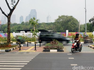 Terlalu! Pemotor Rampas Jalur Penyandang Disabilitas