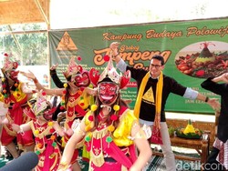 Melihat Gaya Sandiaga Menjajal Tarian Topeng Asli Malang