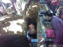 Duka Menyelimuti Pemakaman Ella, Wanita Cantik Korban Pembunuhan