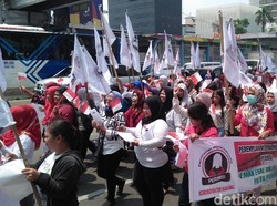 Ibu-ibu Ini Demo di Bawaslu, Minta Politisasi Emak-emak Disetop