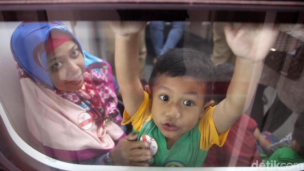 Antusias Masyarakat saat Uji Coba Terbatas LRT