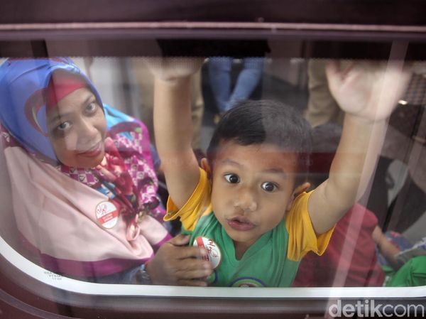 Antusias Masyarakat saat Uji Coba Terbatas LRT