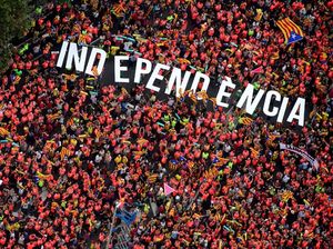 Lautan Manusia di Barcelona yang Serukan Kemerdekaan Catalonia Lautan Manusia di Barcelona yang Serukan Kemerdekaan Catalonia
