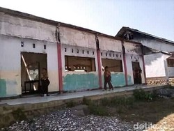 Miris! Siswa SMP di NTB Belajar di Gedung Bekas Kebakaran