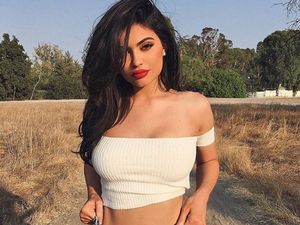 Kylie Jenner Tempel Kukunya dengan Uang 100 Dolar Kylie Jenner Tempel Kukunya dengan Uang 100 Dolar